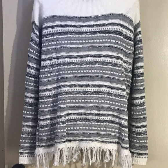 Grey and white striped sweater with fringes - Picture 5 of 6